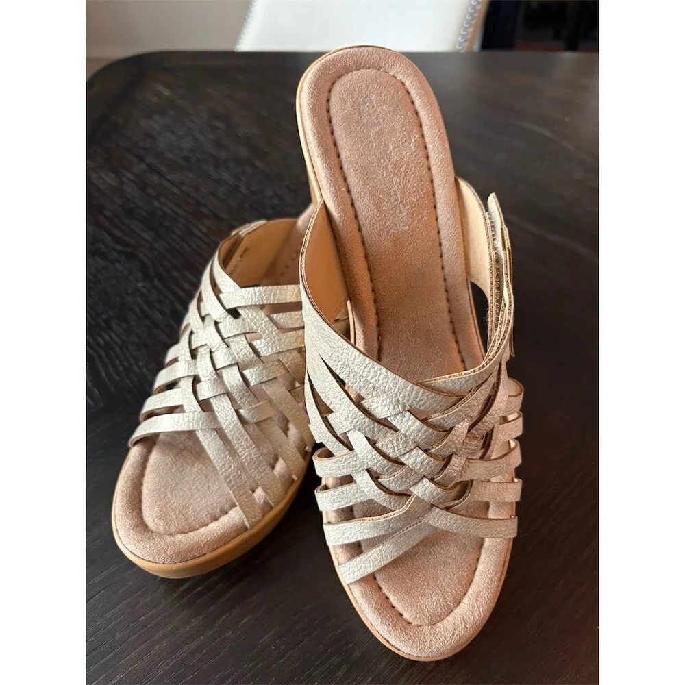 CL by Laundry Astir metallic‎ gold wedge sandal sz 9 NEW adjustable strap.